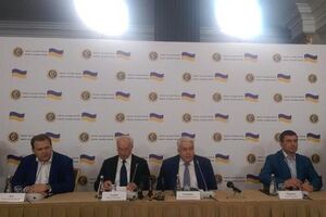 Юрий Кот, Николай Азаров, Владимир Олейник и Игорь Марков на пресс-конференции в Москве