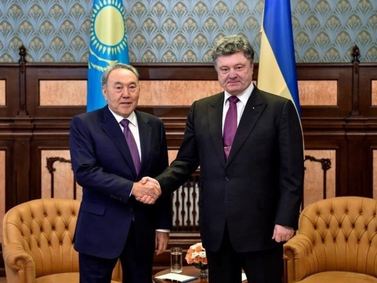 Порошенко и Назарбаев провели телефонный разговор