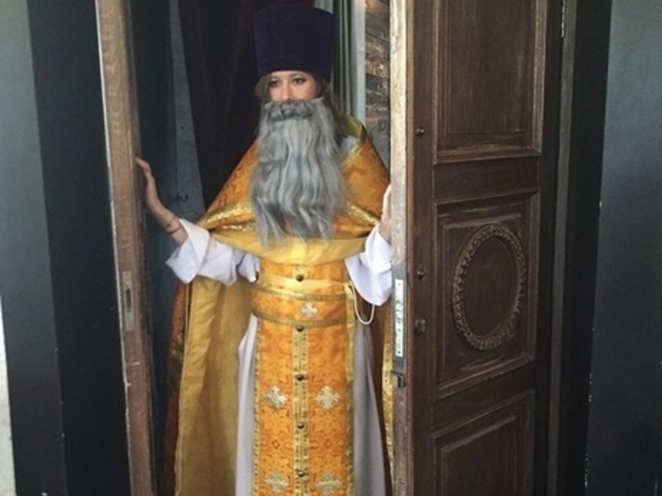 Полиция проверит, законно ли фото Ксении Собчак в образе священнослужителя