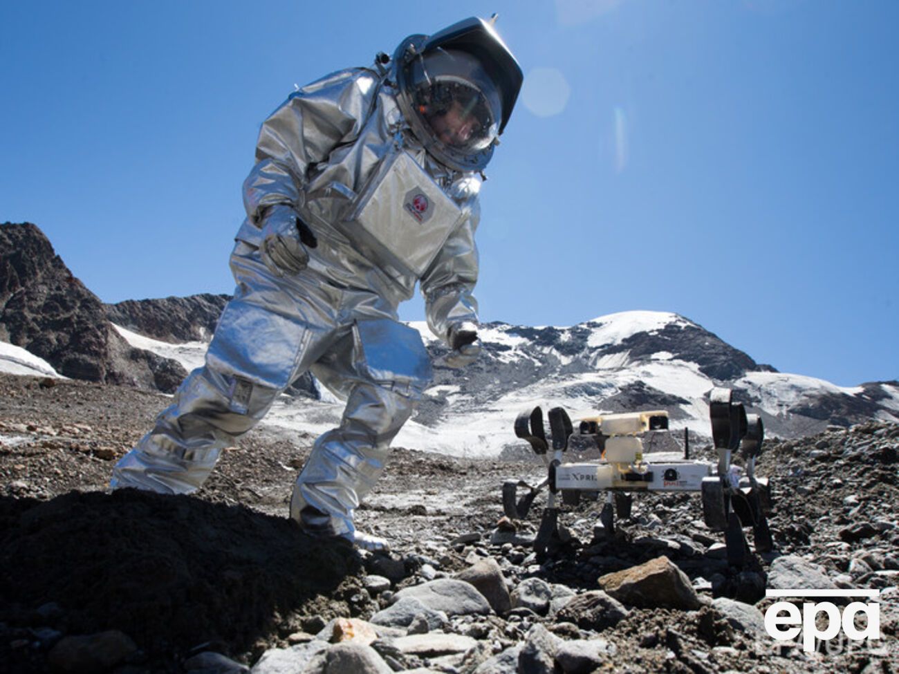 В эксперименте участвуют шестеро ученых. Выходить на поверхность им можно будет только в скафандрах