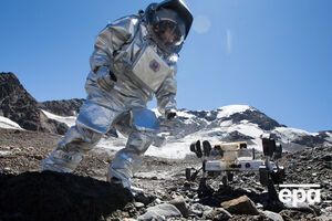 В эксперименте участвуют шестеро ученых. Выходить на поверхность им можно будет только в скафандрах