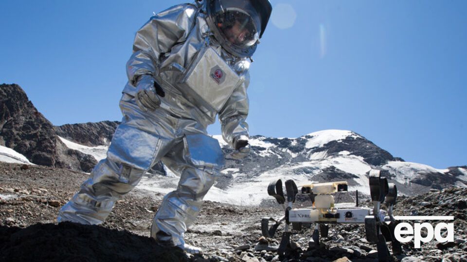 В эксперименте участвуют шестеро ученых. Выходить на поверхность им можно будет только в скафандрах