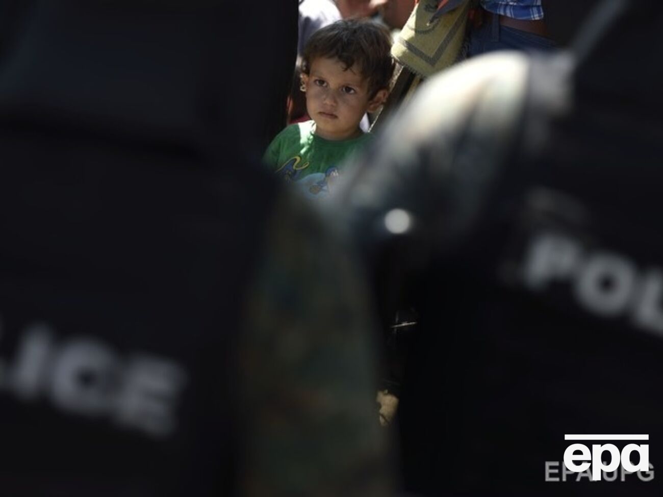 Власти Венгрии заявляют, что остановить поток мигрантов не удается