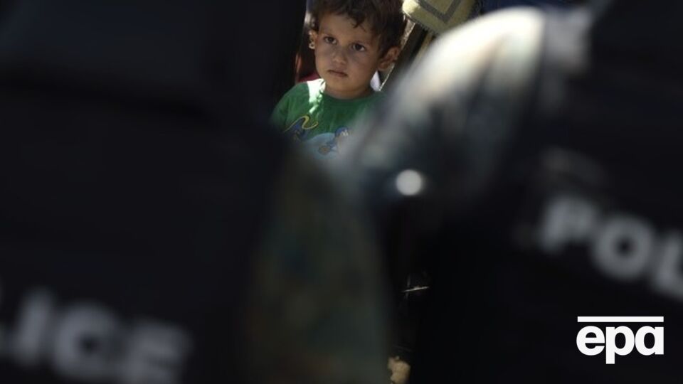 Власти Венгрии заявляют, что остановить поток мигрантов не удается