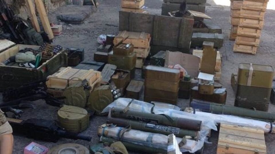 Содержимое одного из складов с оружием, обнаруженного СБУ