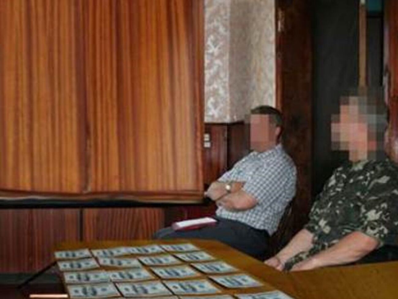 Двух военнослужащих задержали с поличным