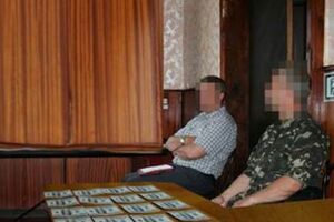 Двух военнослужащих задержали с поличным