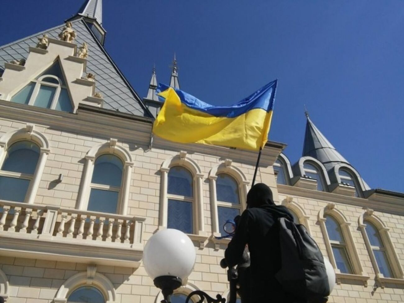 Над домом приемов Международного Гуманитарного Университета установили украинский флаг