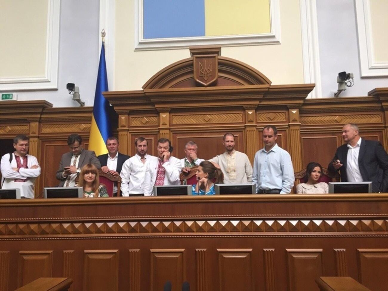 Олег Ляшко (с телефоном) и члены Радикальной партии блокируют президиум парламента