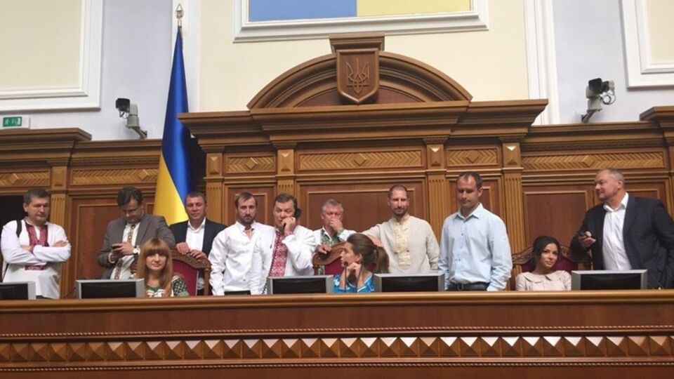 Олег Ляшко (с телефоном) и члены Радикальной партии блокируют президиум парламента