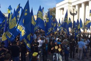 Активисты протестуют против принятия изменений Конституции в части децентрализации