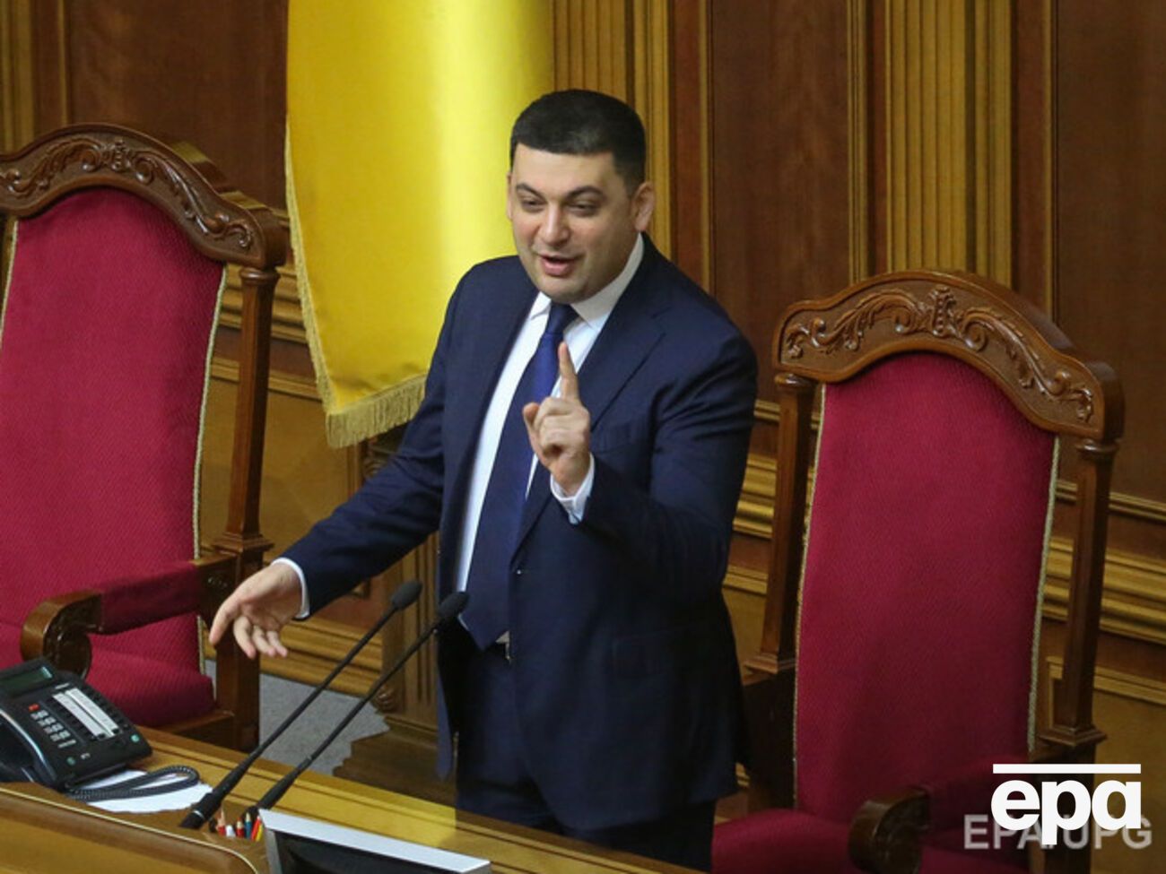 Гройсман начал заседание Рады, несмотря на протесты части депутатов