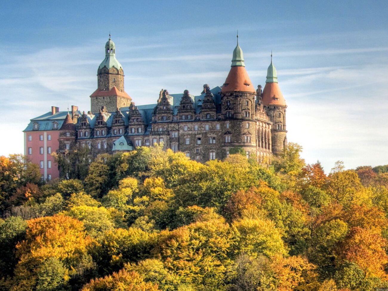 Считается, что обнаруженный нацистский "золотой поезд" спрятан под замком Ксенж, построенным в XIII веке