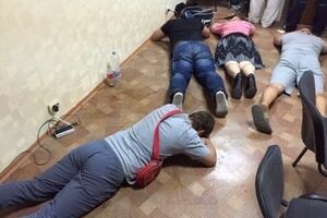 Правоохранители задержали организатора конвертцентра и трех курьеров