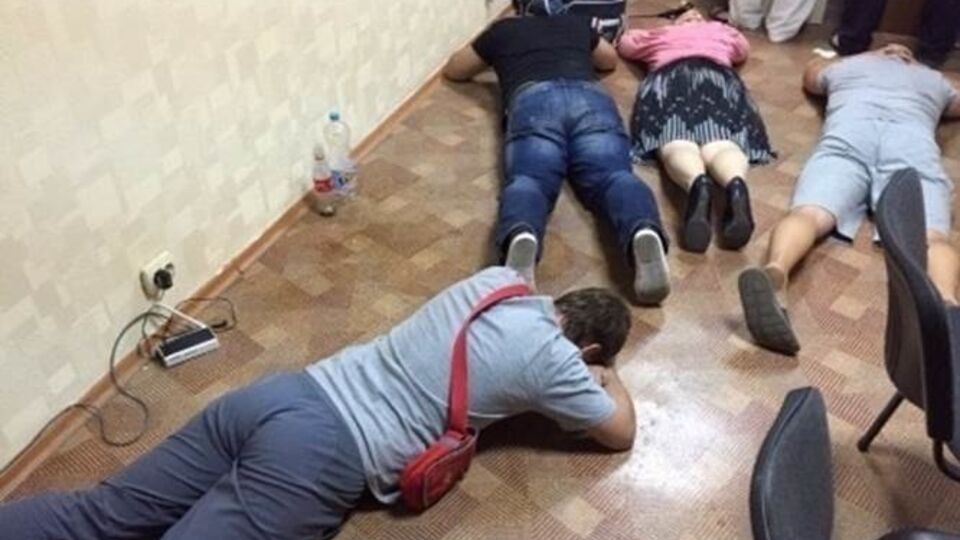 Правоохранители задержали организатора конвертцентра и трех курьеров