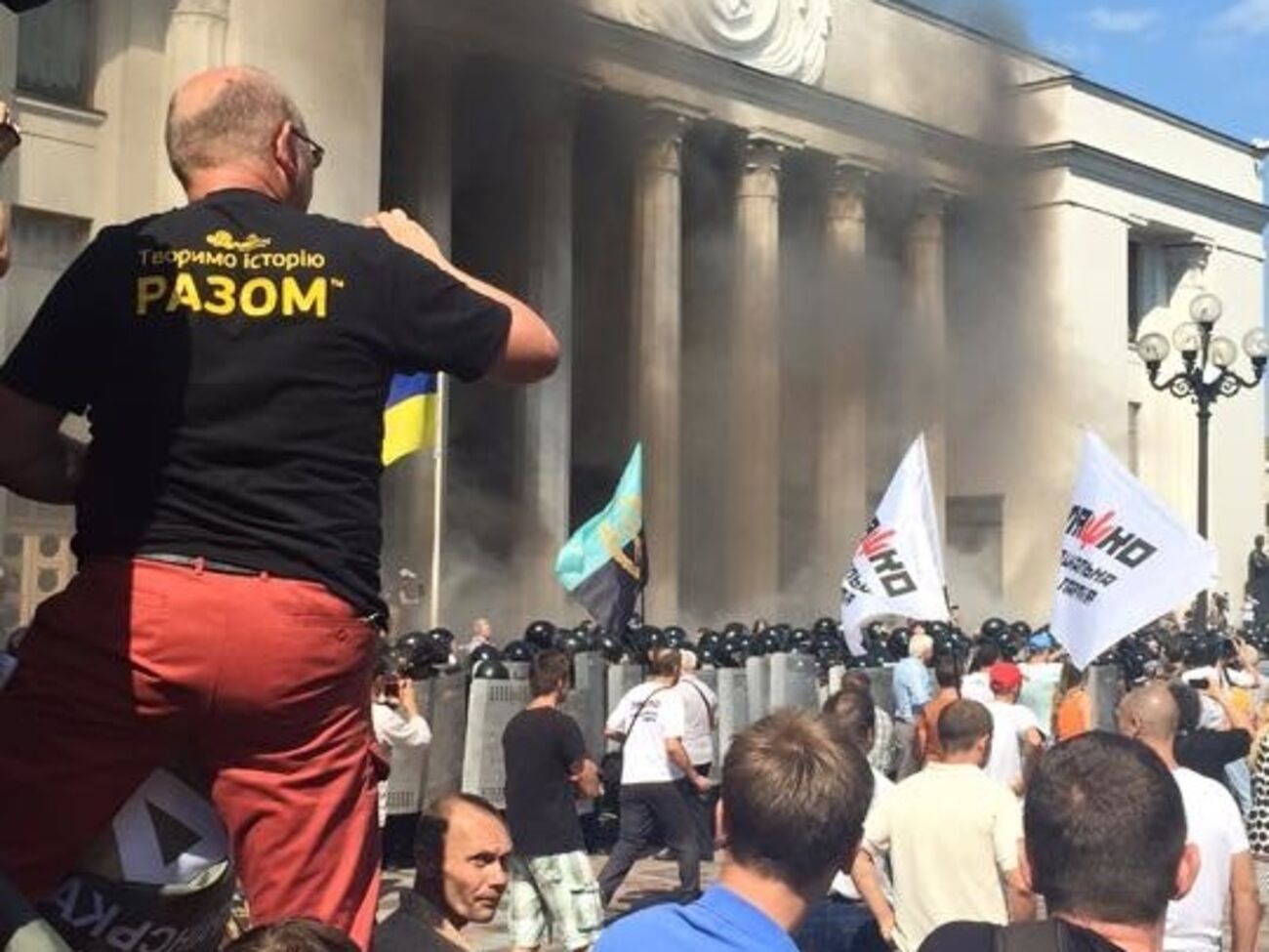 Под парламентом произошли стычки, есть пострадавшие