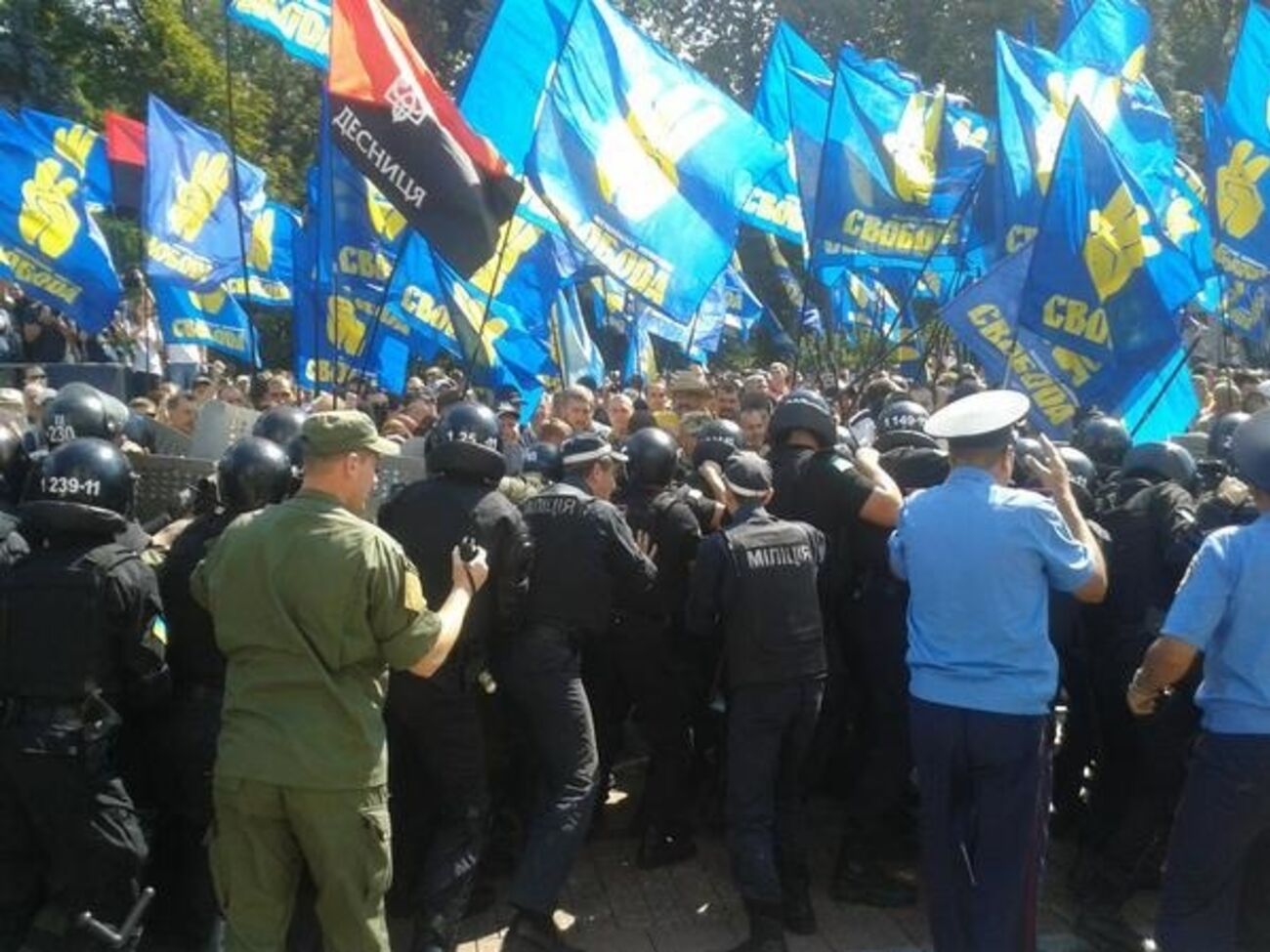 Под Радой происходят столкновения между протестующими против изменения Конституции и милицией. Фоторепортаж