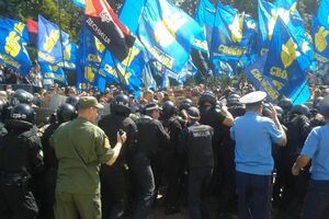 Под Радой происходят столкновения между протестующими против изменения Конституции и милицией. Фоторепортаж