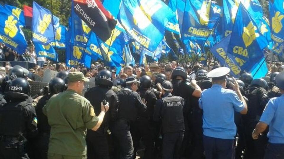 Под Радой происходят столкновения между протестующими против изменения Конституции и милицией. Фоторепортаж