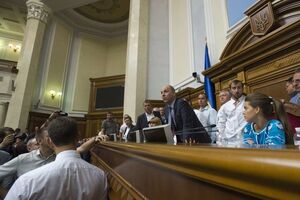 За принятие законопроекта о внесении изменений в Конституцию в части децентрализации в первом чтении проголосовали 265 из 368 депутатов Верховной Рады