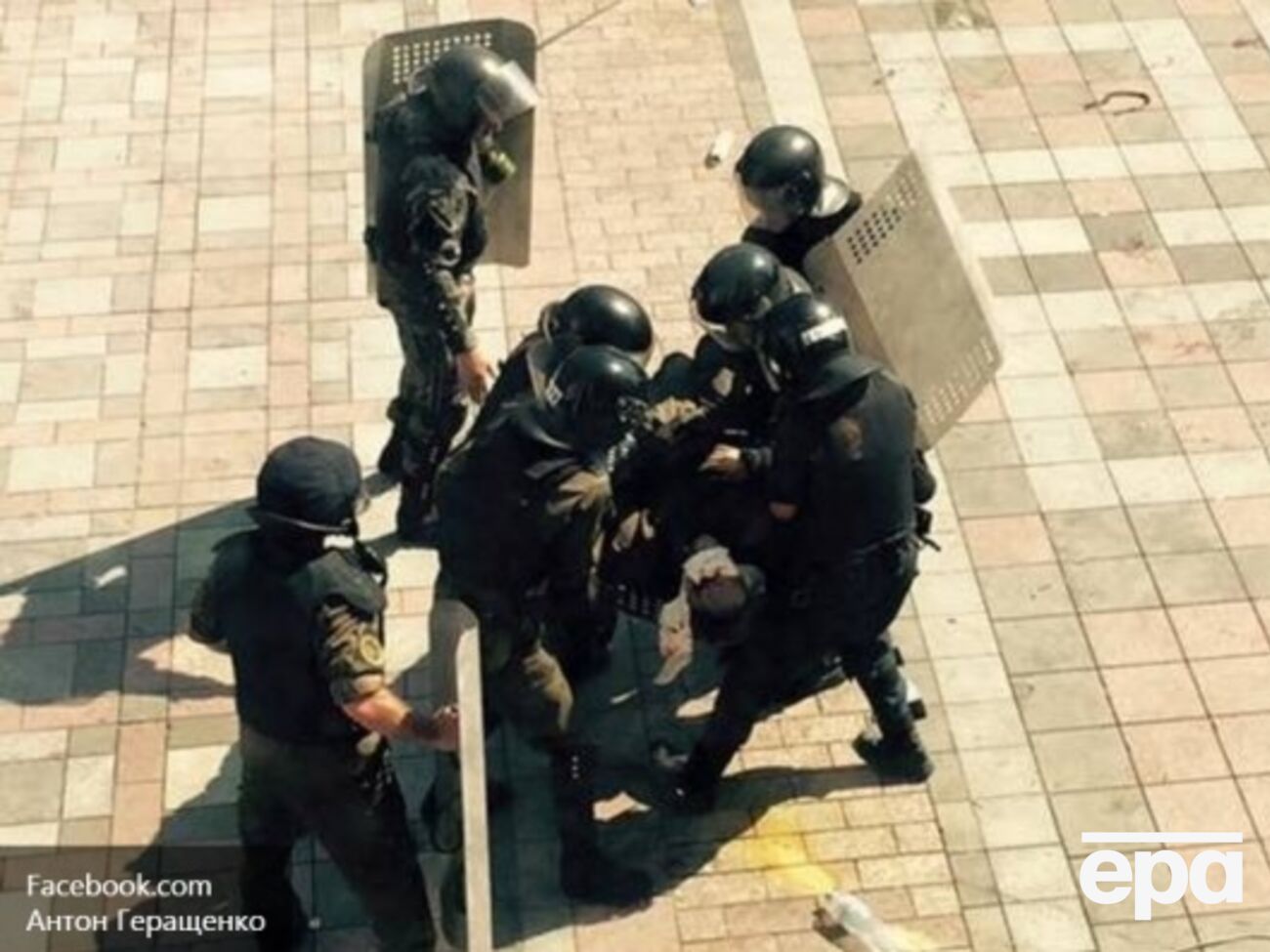 Митингующие пытались прорваться в здание парламента, правоохранители их оттесняли