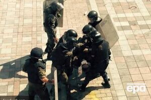 Митингующие пытались прорваться в здание парламента, правоохранители их оттесняли