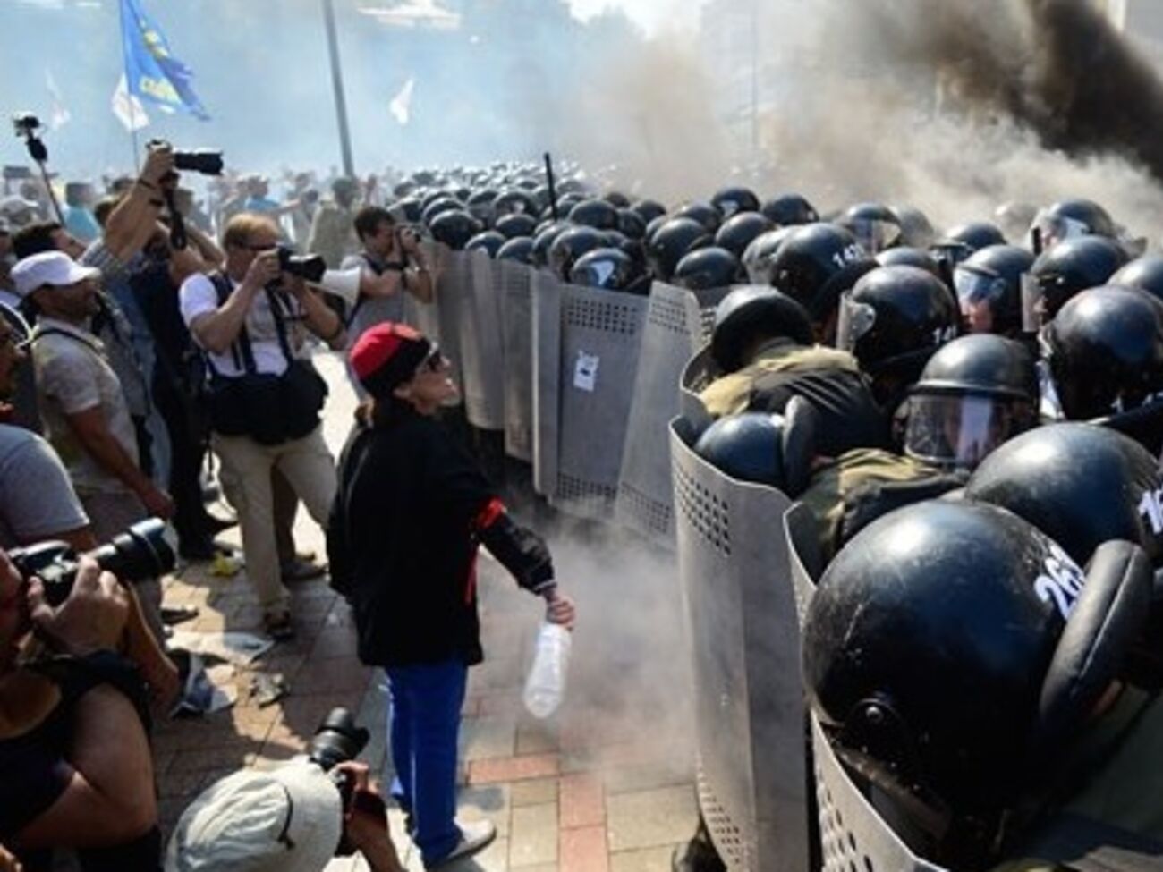 Двое телеоператоров были ранены во время столкновений около Верховной Рады