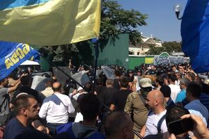 Аваков заявил, что взрывные устройства бросили со стороны людей в футболках "Свободы"