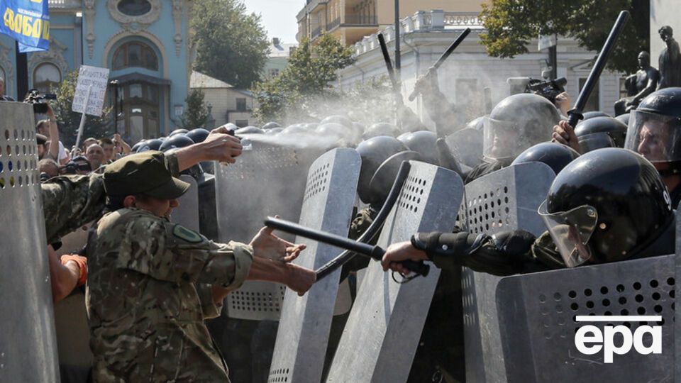 Представители власти называют разные данные о погибших под Радой силовиках