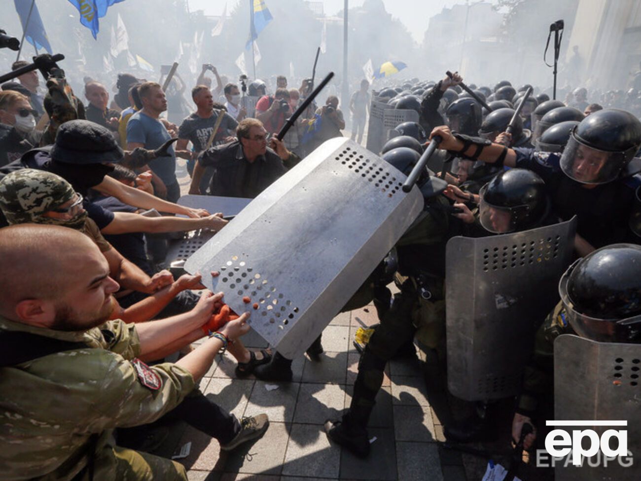 Столкновения между протестующими и силовиками завершились