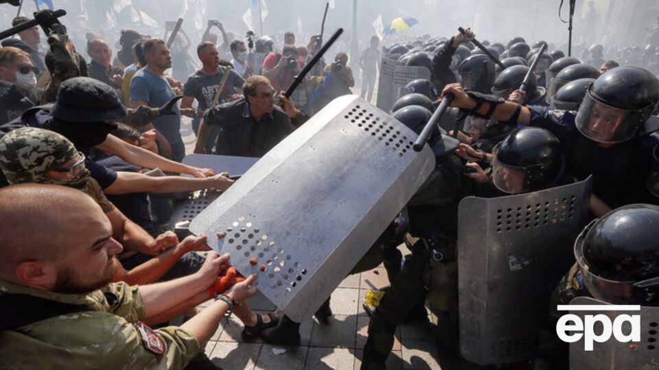 Столкновения между протестующими и силовиками завершились