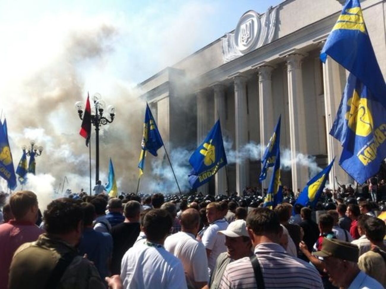 "Свобода" возложила вину за столкновения под Радой на власть и потребовала отставки Арсена Авакова