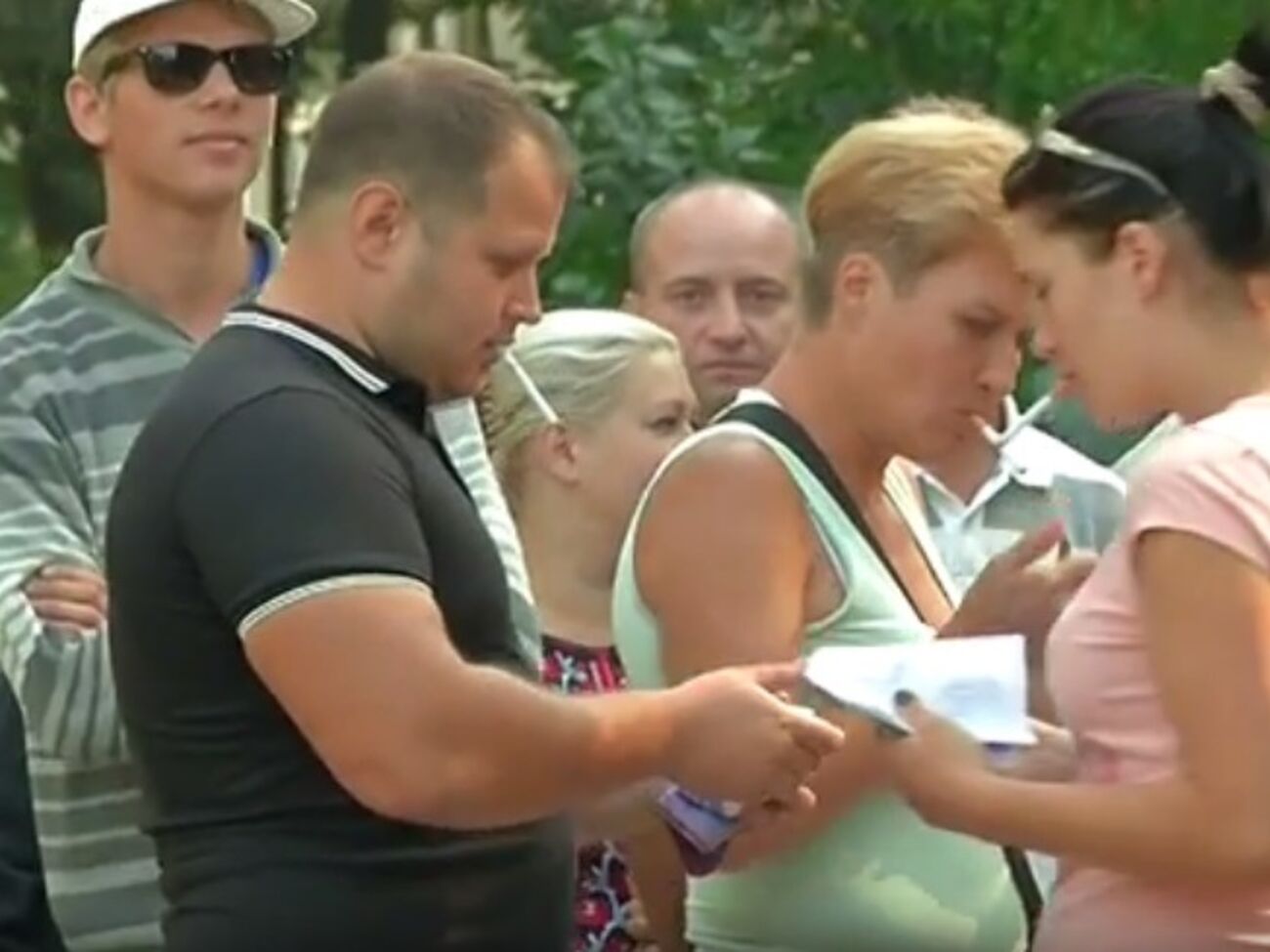 "5 канал" зафиксировал на видео, как митингующим под Радой раздавали деньги