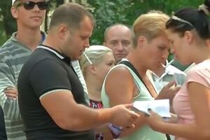 "5 канал" зафиксировал на видео, как митингующим под Радой раздавали деньги