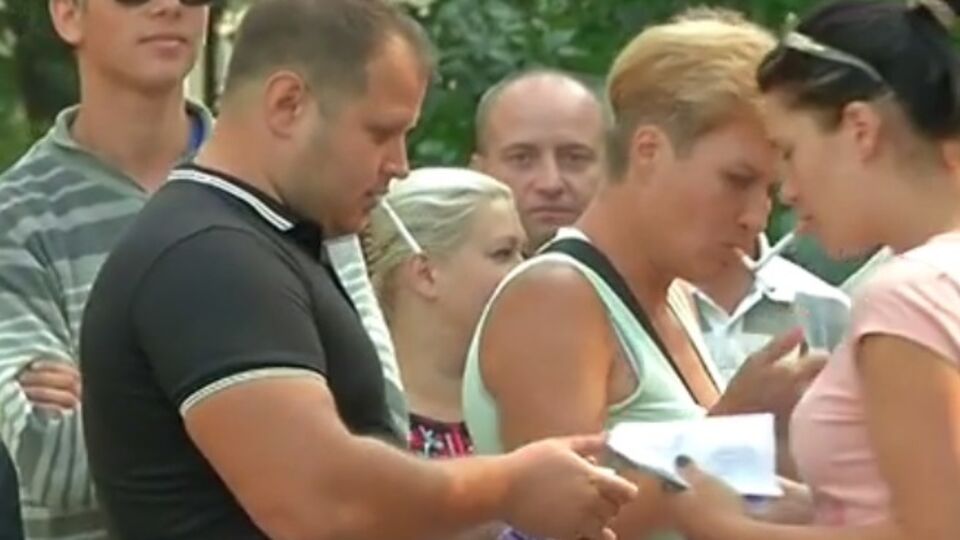 "5 канал" зафиксировал на видео, как митингующим под Радой раздавали деньги