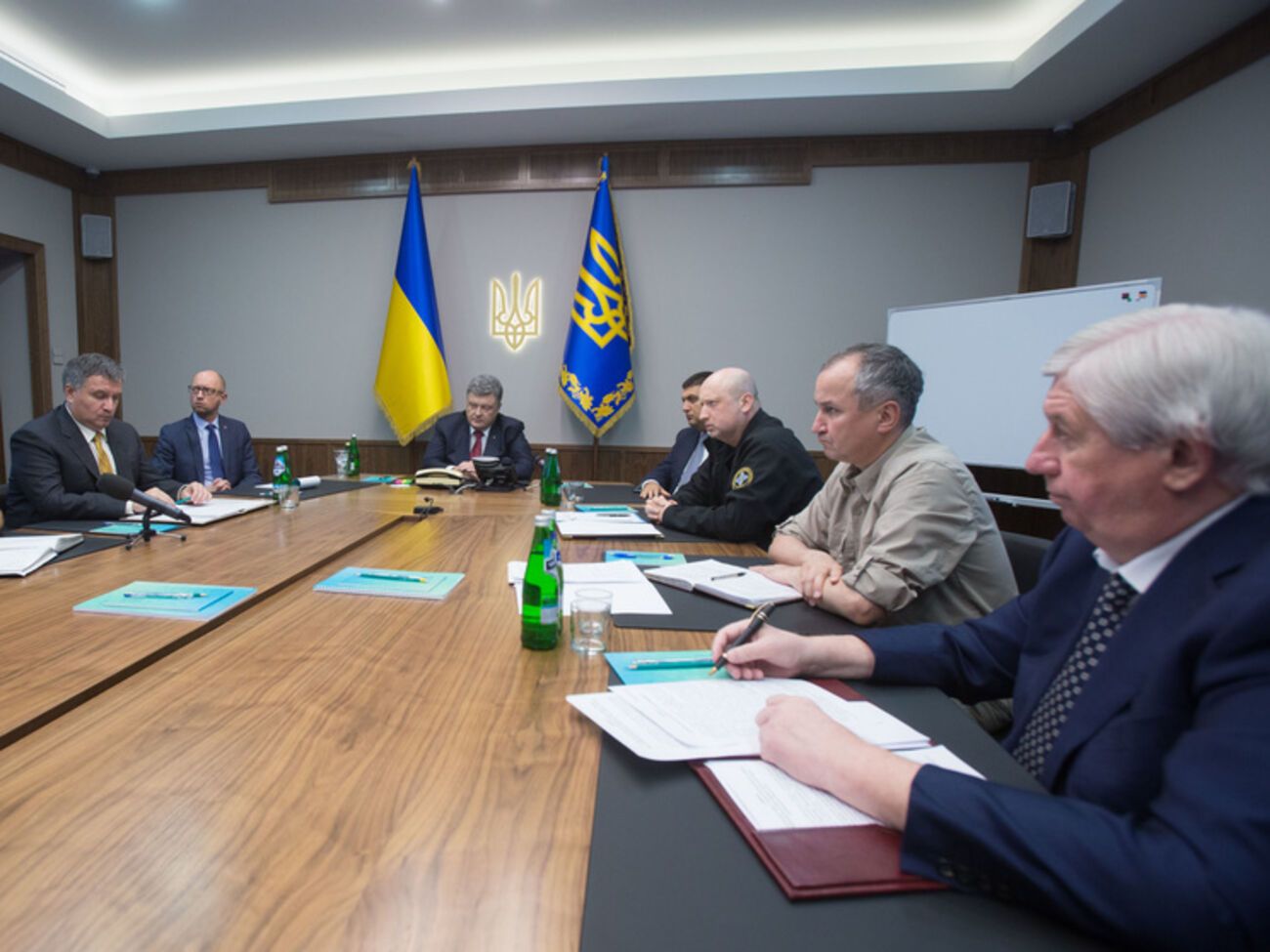 Порошенко:&nbsp;Это не сводки с фронта, где у нас три дня нет погибших, артиллерийских обстрелов, и не палят минометы