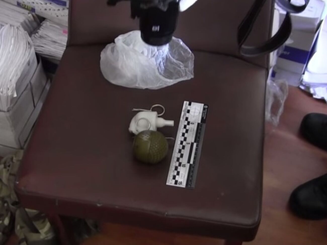 В сети выложили оперативное видео задержанного с гранатой под Верховной Радой. Видео