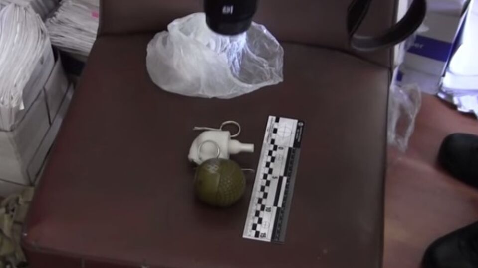 В сети выложили оперативное видео задержанного с гранатой под Верховной Радой. Видео