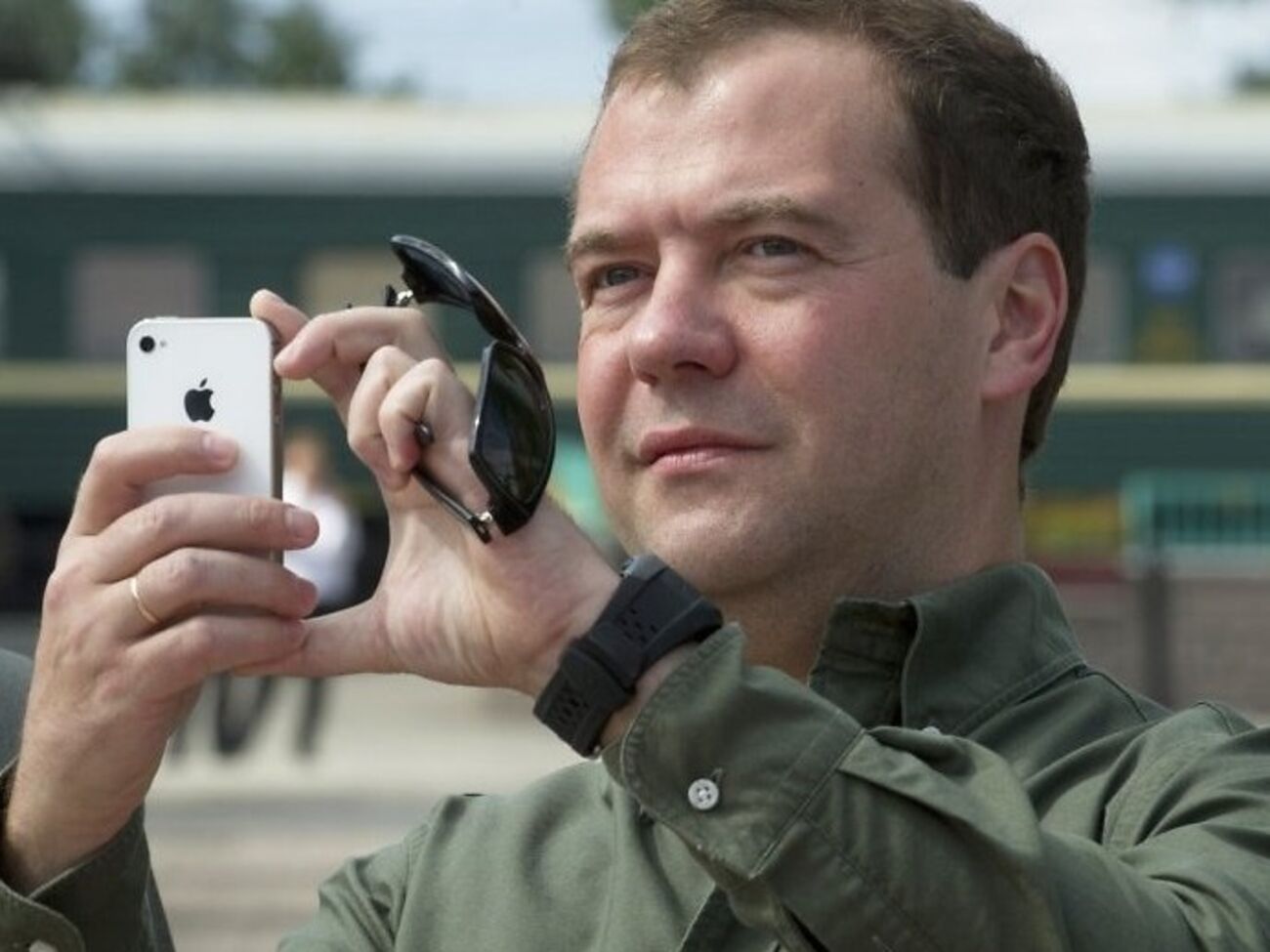 Садальский:&nbsp;Может, Медведев америкос?&nbsp;Во как "Айфоны" рекламирует!