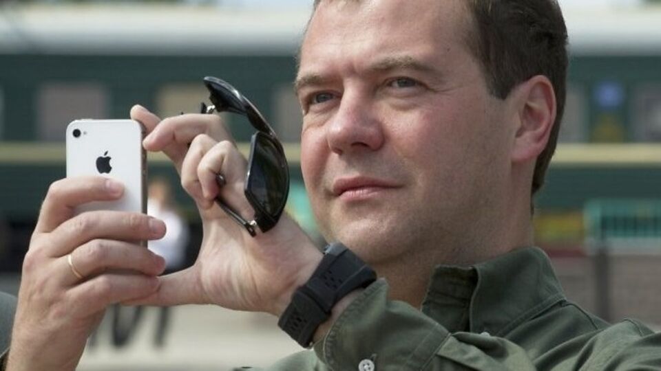 Садальский: Может, Медведев америкос? Во как "Айфоны" рекламирует!