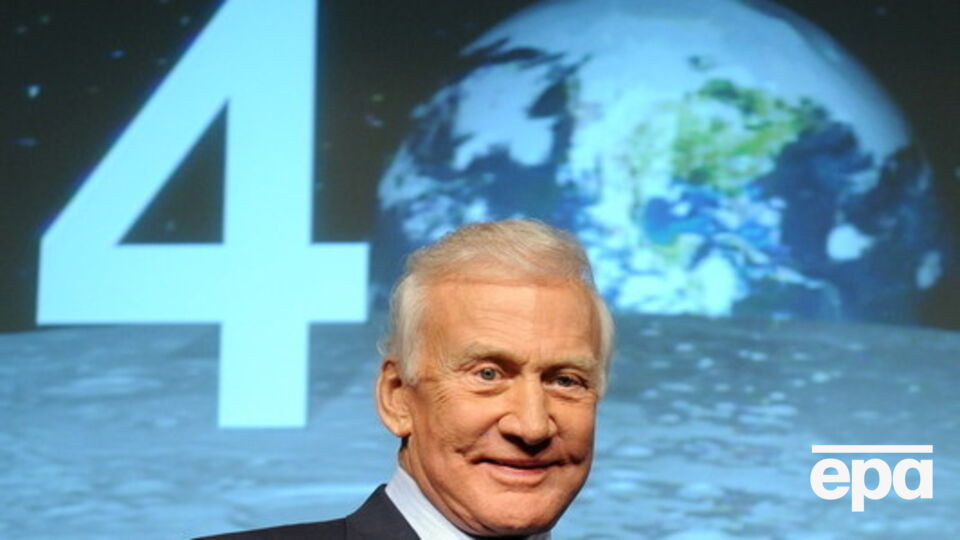 Олдрин обнародовал документы со своей лунной командировки