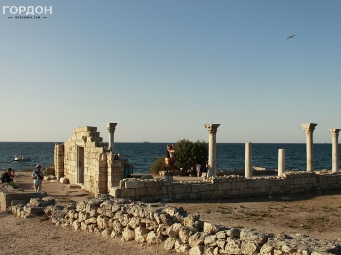 Коллектив "Херсонеса Таврического" не хочет работать под руководством священника