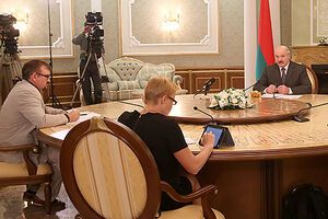 Президент Беларуси Александр Лукашенко дал интервью журналистам. С корреспондентом "Радио Свобода" он встретился впервые за 20 лет