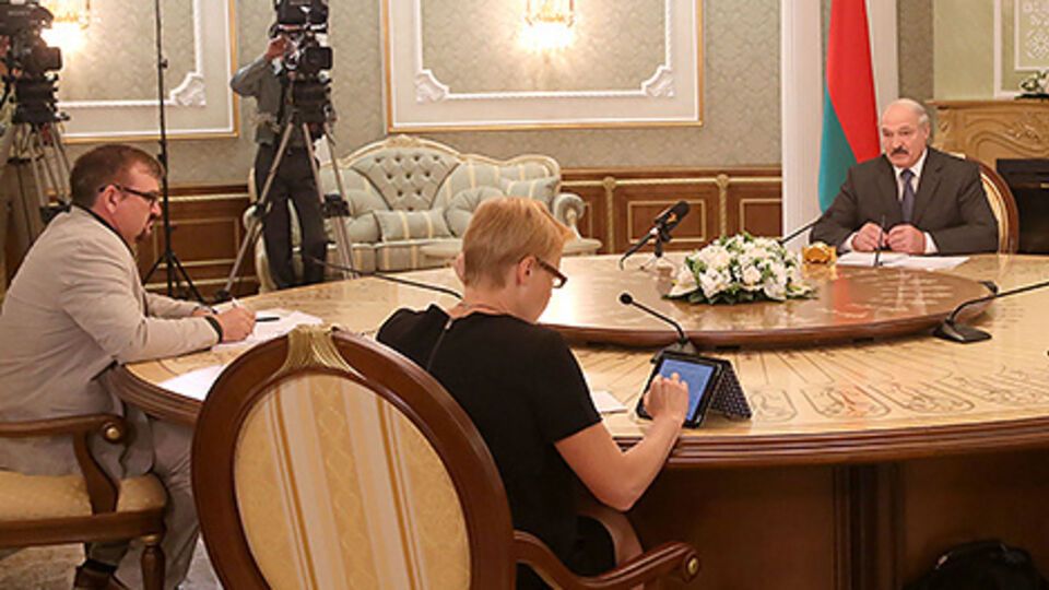 Президент Беларуси Александр Лукашенко дал интервью журналистам. С корреспондентом "Радио Свобода" он встретился впервые за 20 лет