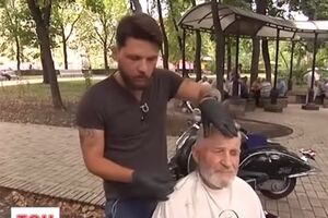 Дмитрий Верховецкий бесплатно стрижет мужчин в Киеве второй месяц