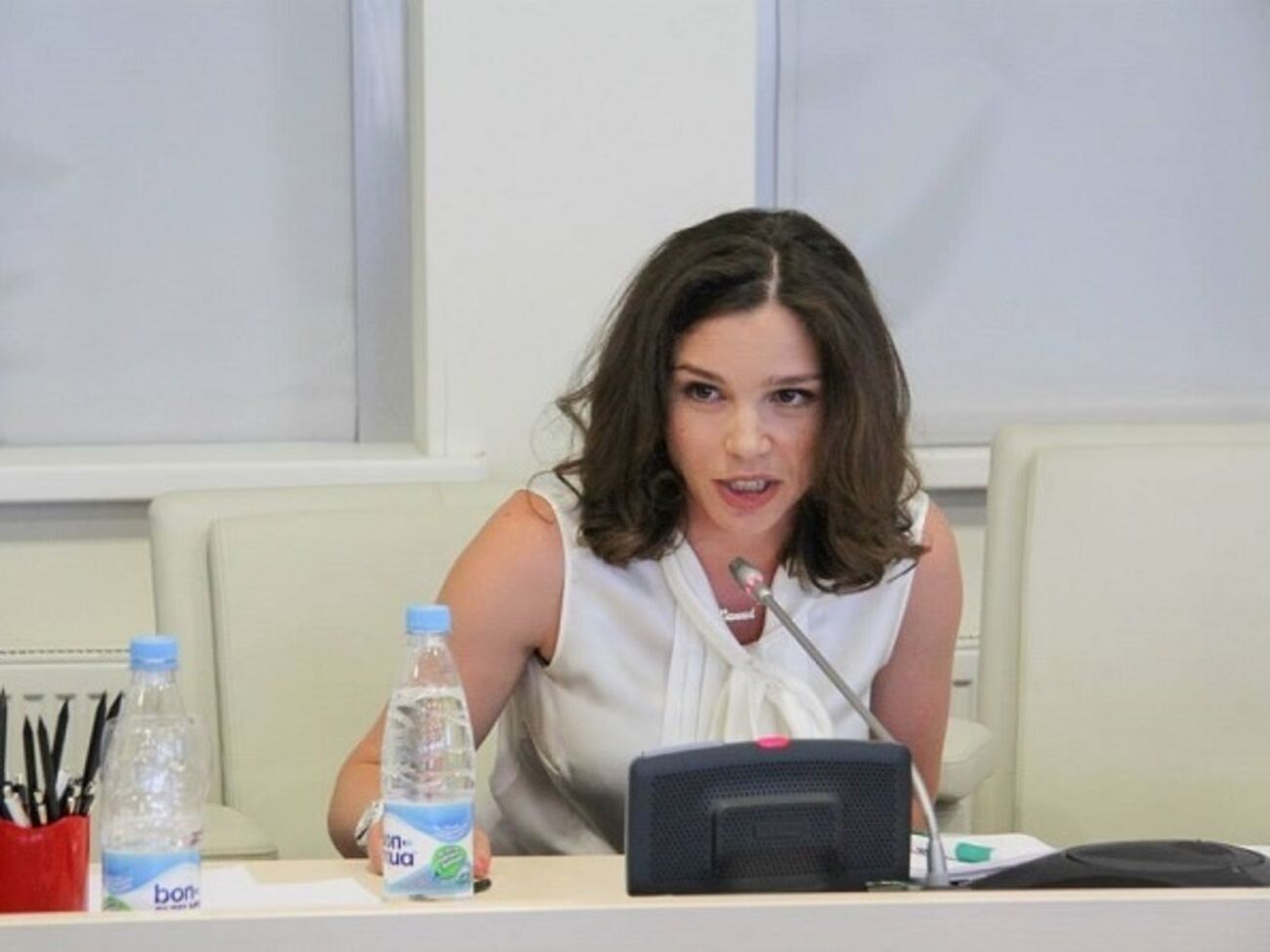 Жанна Немцова передает часть Премии Солидарности Украине