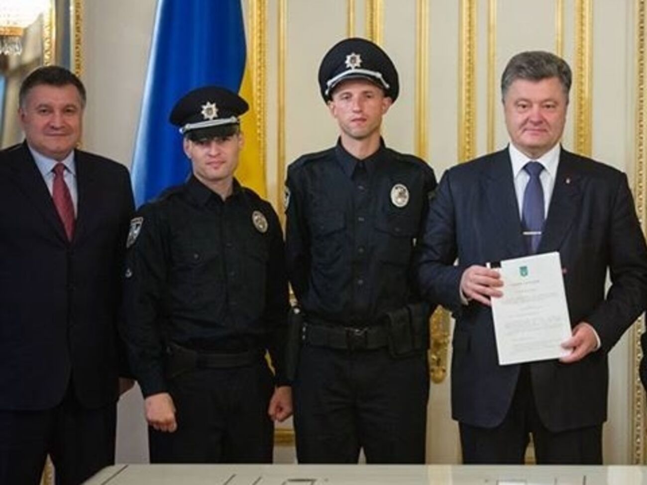 Глава МВД Арсен Аваков и президент Украины Петр Порошенко с полицейскими