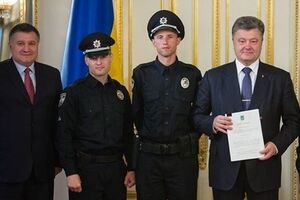 Глава МВД Арсен Аваков и президент Украины Петр Порошенко с полицейскими