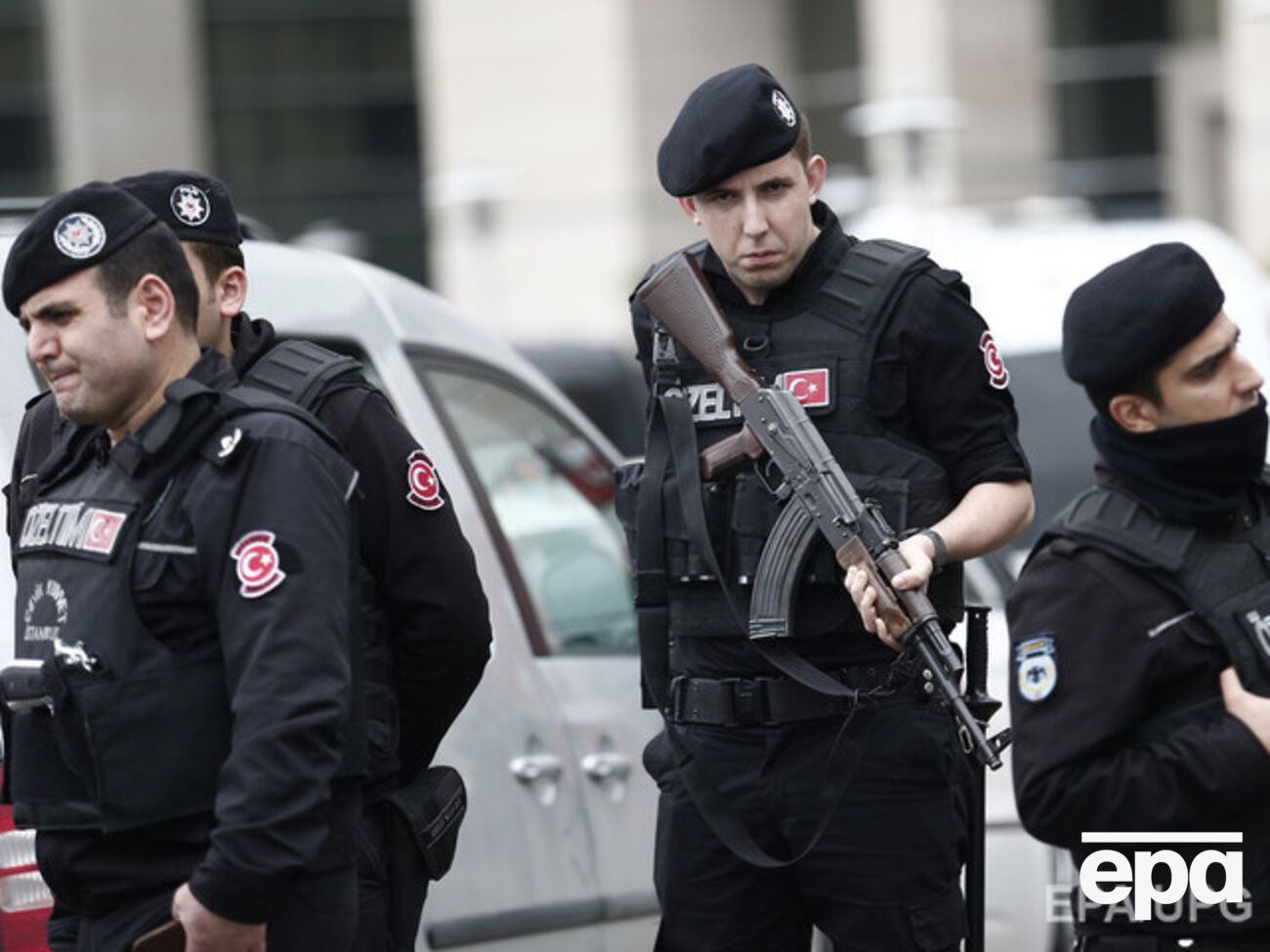 Турецкие полицейские, освобождавшие в марте прокурора Селима Кираза во Дворце правосудия в Стамбуле