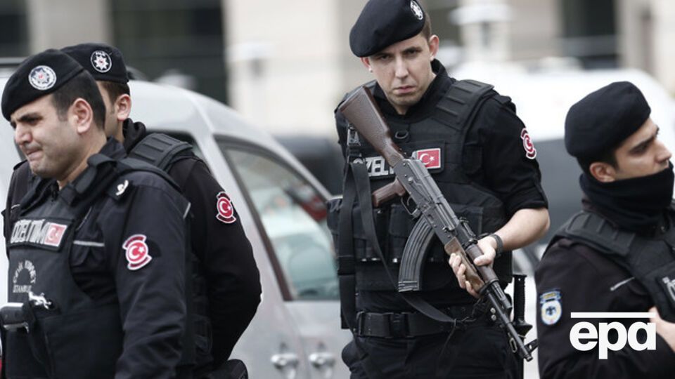 Турецкие полицейские, освобождавшие в марте прокурора Селима Кираза во Дворце правосудия в Стамбуле